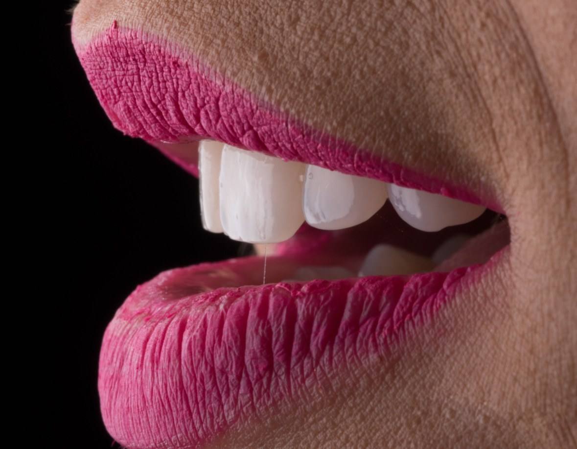 Perfil de um sorriso com dentes de aparência natural.