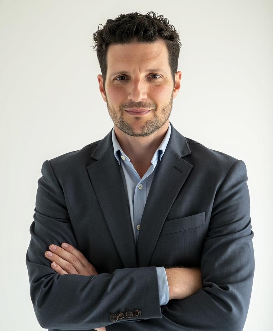 Dr. Bruno Saldini de braços cruzados, de blazer escuro, em fundo claro.