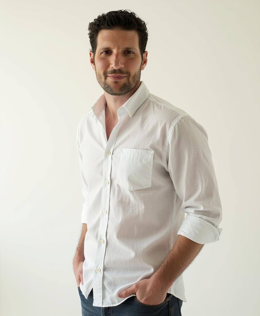Dr. Bruno Saldini de camisa branca, em pé, com as mãos nos bolsos.